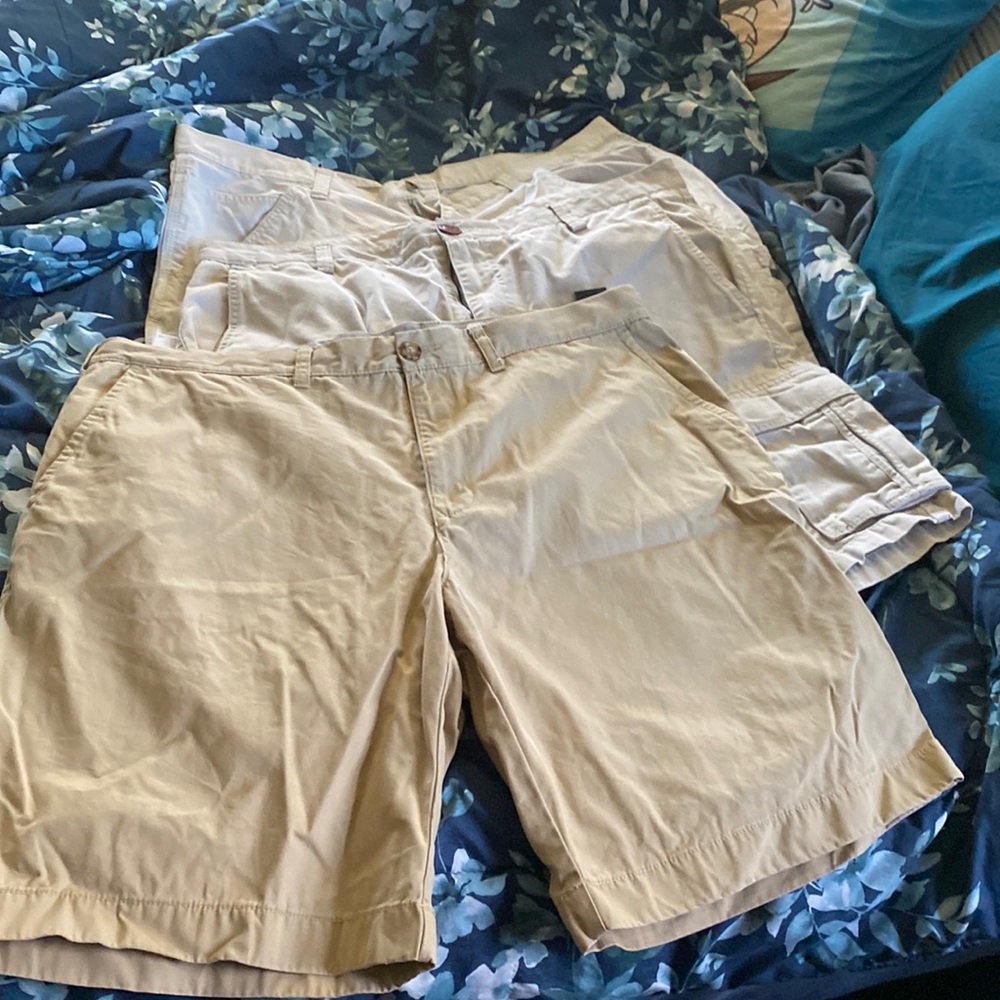 3 pair of men’s short size 40 sold as a lot.  Dockers, Tommy, and Faded Glory